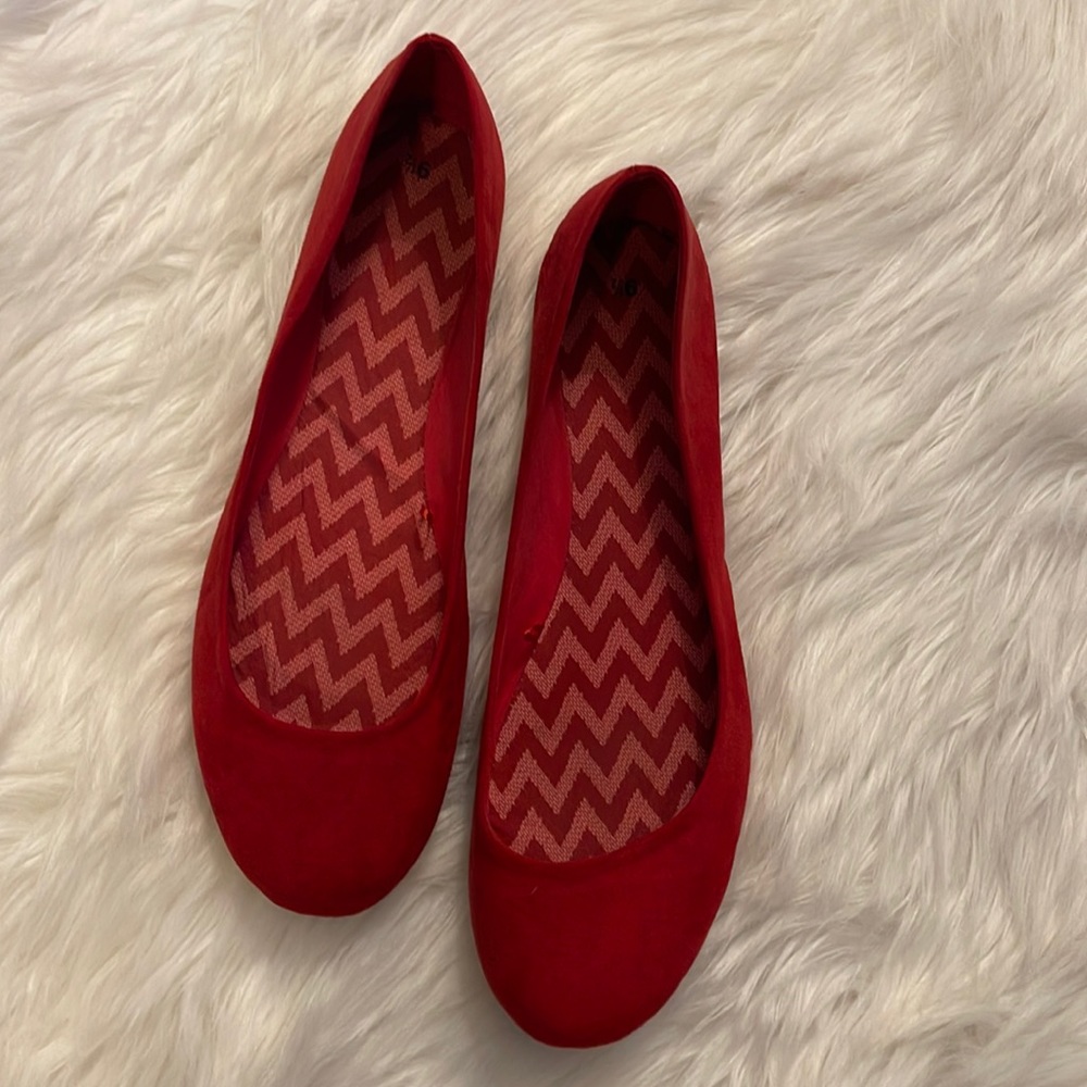 WOMENS RED FLATS SIZE: 9 1/2